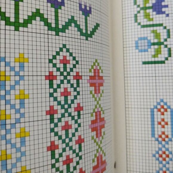 Leisure Arts Charted Alphabets and Borders Cross Stitch Patterns Flowers - Picture 5 of 6